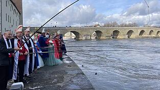 B&uuml;rgermeister Ludwig Artinger (von links) wusch mit Pr&auml;sident Erich Lichtl, Vizepr&auml;sident Heinz Sager, den Prinzenpaaren und den Garden der Narragonia Geldbeutel in der Donau.