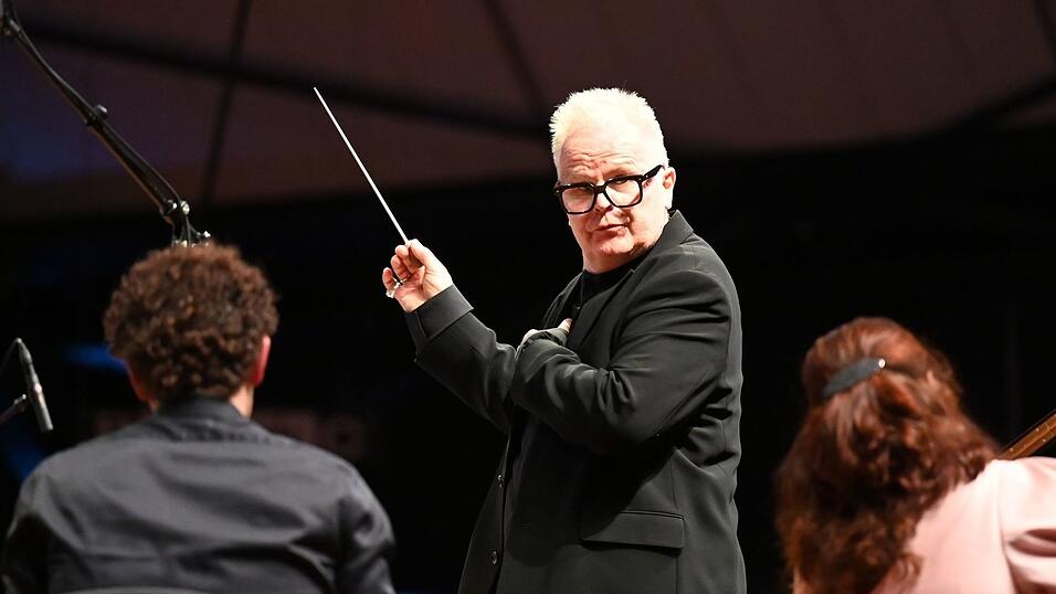 Zuletzt hat er auch zum Taktstock gegriffen, wie hier in Neum&uuml;nster: Gr&ouml;nemeyer will Stillstand vermeiden.