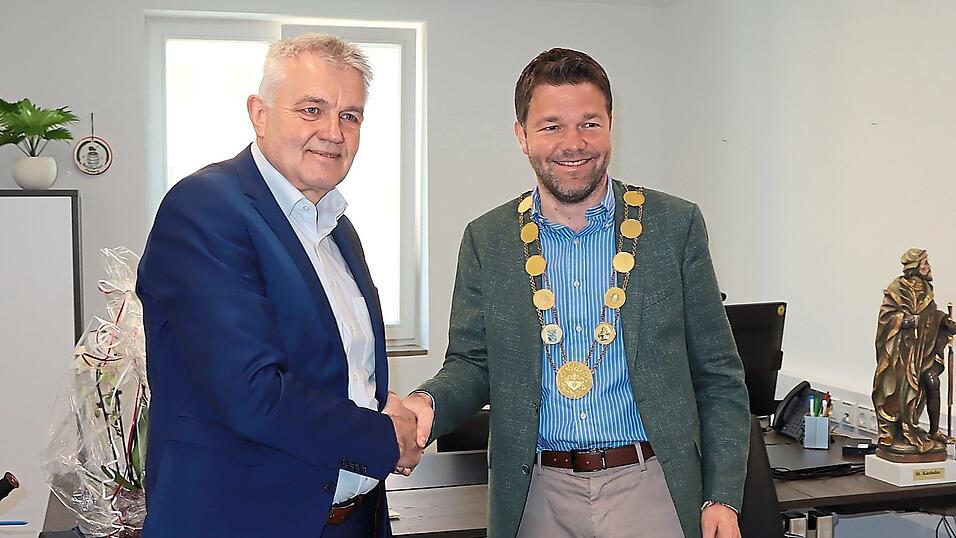 Moosburgs neuer B&uuml;rgermeister Max Mader (re.) bei der offiziellen Amts&uuml;bergabe durch seinen Vorg&auml;nger Josef Dollinger, der ihm die Schl&uuml;ssel und auch die Amtskette &uuml;bergab.