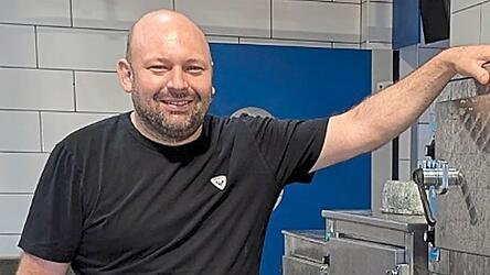Max Gangl am Bratofen: Gebratenes Spanferkel ist der Renner der Saison. Max Gangl am Bratofen: Gebratenes Spanferkel ist der Renner der Saison.