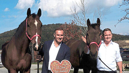 Stiftungsvorstand Dieter Ehrengruber und Gutsleiter Benedikt Gruber (r.) mit den beiden ehemaligen Polizeipferden Platon und Pegasus.