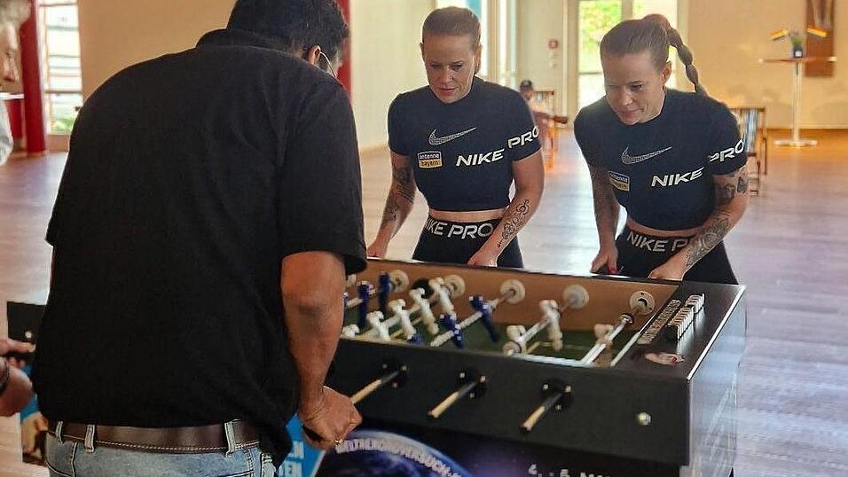 Voller Einsatz Tag und Nacht: Je eine Stunde durften die Zweierteams der Barmherzigen Br&uuml;der gegen die Zwillingsschwestern antreten. Unterst&uuml;tzung bekamen sie von mehreren Vereinen aus der Gemeinde - und auch vom B&uuml;rgermeister selbst.