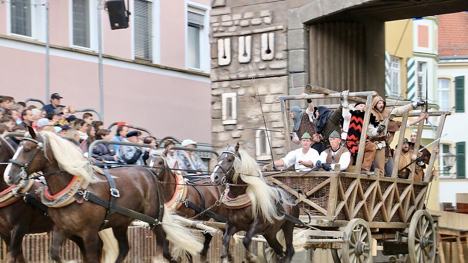 Eindr&uuml;cke von der Gruppe 'blau', die am Freitagabend die Drachenstich-Premiere gespielt hat.