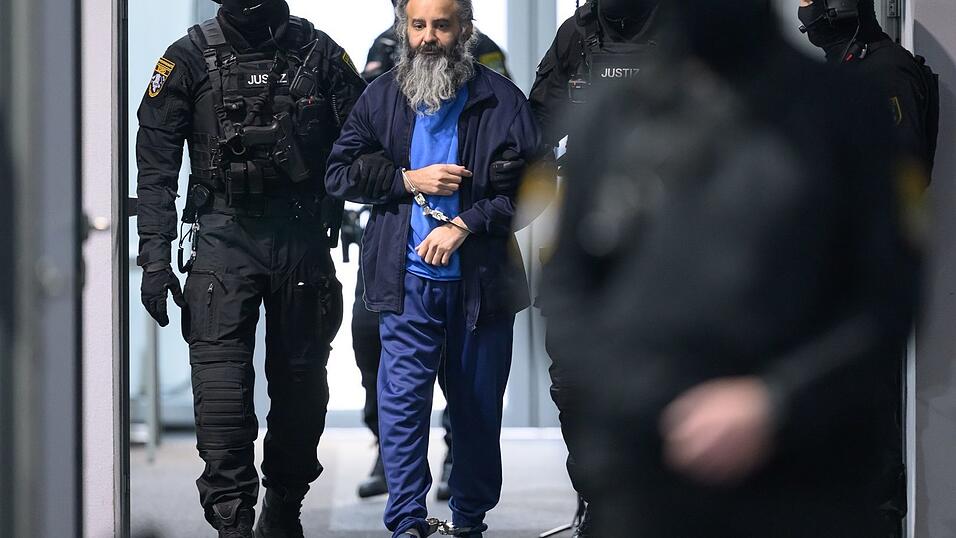 Der Angeklagte Taleb al-Abdulmohsen wird in den Gerichtssaal gef&uuml;hrt.