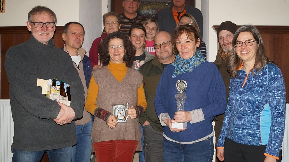 Die Preistr&auml;ger beim G&auml;steschie&szlig;en zwischen den Jahren der VSG Lohberg. Mit im Bild ist Sch&uuml;tzenmeister Franz M&uuml;ller.