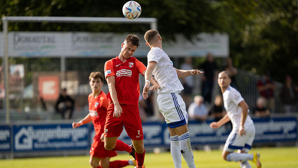 Nach leichten Anlaufschwierigkeiten hat sich Jonas Blümel (M.) längst einen Stammplatz auf der Außenverteidiger-Position der SpVgg Hankofen-Hailing erspielt. Nach leichten Anlaufschwierigkeiten hat sich Jonas Blümel (M.) längst einen Stammplatz auf der Außenverteidiger-Position der SpVgg Hankofen-Hailing erspielt.
