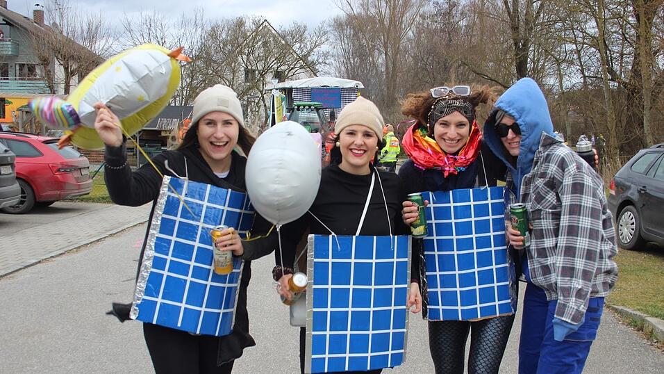 Viele Faschings-Fans haben sich am Samstag den Umzug in Langenbach angesehen. Viele Faschings-Fans haben sich am Samstag den Umzug in Langenbach angesehen.