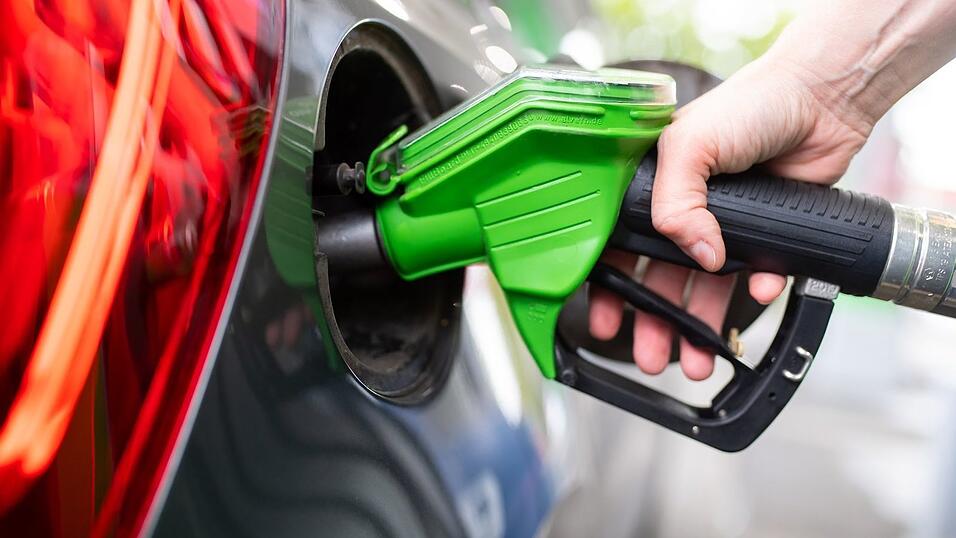 Fast umsonst konnten Autofahrer ihre Fahrzeuge an einer Tankstelle im Allgäu betanken. (Symbolbild) Fast umsonst konnten Autofahrer ihre Fahrzeuge an einer Tankstelle im Allgäu betanken. (Symbolbild)
