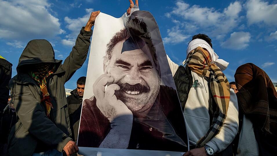 PKK-Chef Öcalan ruft Kämpfer zur Niederlegung von Waffen auf PKK-Chef Öcalan ruft Kämpfer zur Niederlegung von Waffen auf