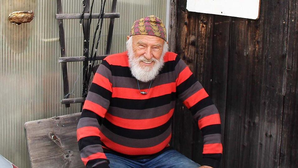 Der Gang kürzlich vor seinem Haus in Roding. Inzwischen hat er wieder den Anker seines Schiffes gelichtet. Der Gang kürzlich vor seinem Haus in Roding. Inzwischen hat er wieder den Anker seines Schiffes gelichtet.