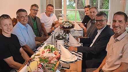 Eine Gesprächsrunde mit (von links) Florian Brauner (PI Moosburg), Michael Ertl (PI Neufahrn), Franz Muschick (Polizeihubschrauberstaffel), Michael Richter (PI Freising), Maximilian Brunner (VPI Freising), Andreas Schaumaier (PI Flughafen München), Staatsminister Dr. Florian Herrmann und Thomas Weber (KPI Erding).