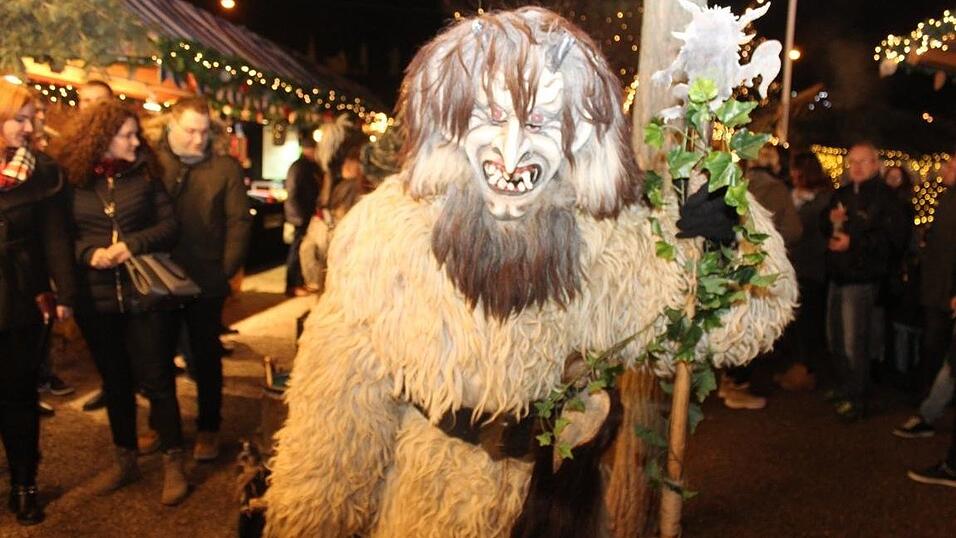 Die Perchtengruppe 'Frisinger Fratz'n' trat am Mittwochabend auf dem Landshuter Christkindlmarkt auf. Die Perchtengruppe 'Frisinger Fratz'n' trat am Mittwochabend auf dem Landshuter Christkindlmarkt auf.