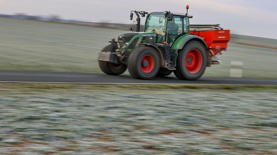 13 Tonnen Mais sind am Freitag auf die B12 bei Passau gekippt. (Symbolbild) 13 Tonnen Mais sind am Freitag auf die B12 bei Passau gekippt. (Symbolbild)