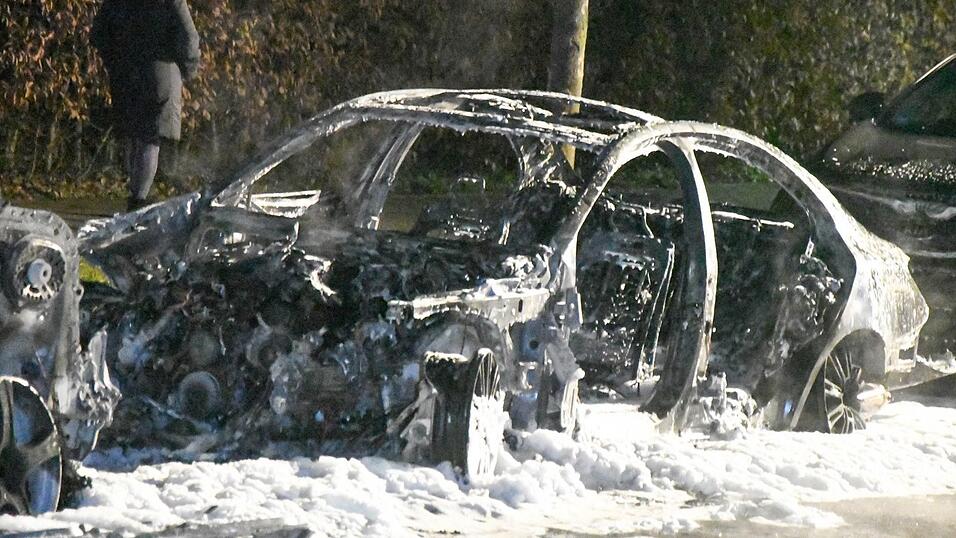 In Regensburg brannten am Samstagabend vier Fahrzeuge. In Regensburg brannten am Samstagabend vier Fahrzeuge.