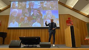 Hans-Dieter Hermann war 20 Jahre lang der Sportpsychologe der deutschen Fu&szlig;ballnationalmannschaft und erz&auml;hlte davon anekdotenreich.