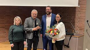 Der Vorsprung von Tobias Beck (Freie W&auml;hler, 3.v.l.) gegen&uuml;ber Ewald Seifert (CSU) zeichnete sich schon fr&uuml;h bei der Ausz&auml;hlung der Stimmen ab.