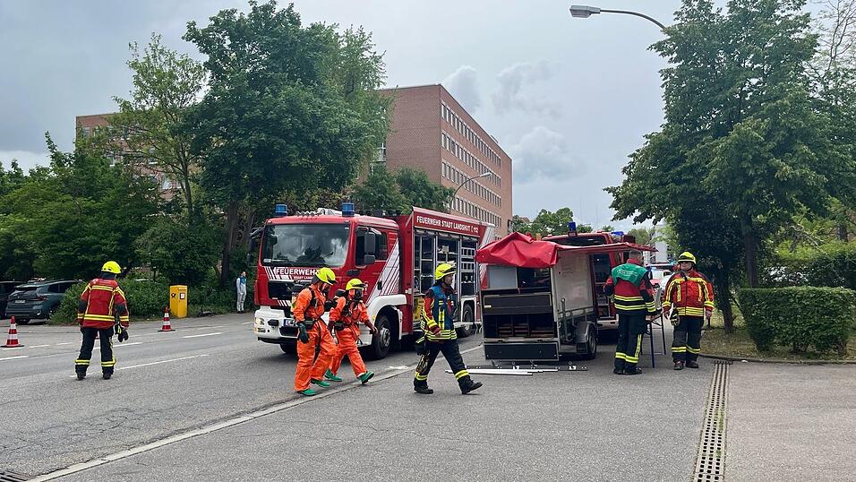 Nach ersten Informationen war der Austritt einer Chemikalie der Ausl&ouml;ser f&uuml;r den Einsatz.