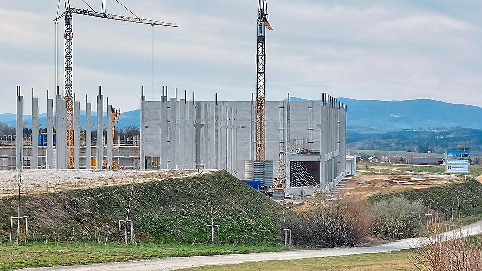 In Iggensbach wächst der neue Firmensitz von Fenecon heran, an dem noch heuer die Produktion von Energiespeichersystemen starten soll. In Iggensbach wächst der neue Firmensitz von Fenecon heran, an dem noch heuer die Produktion von Energiespeichersystemen starten soll.