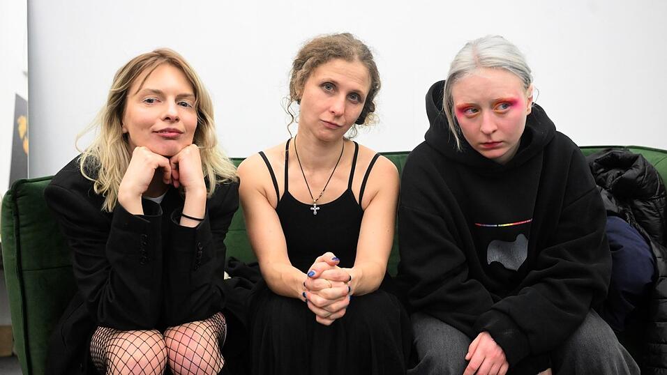 Die neue Show von Pussy Riot hat in München Premiere gefeiert – eine laute, grelle und wütende Anklage des russischen Präsidenten Wladimir Putin. Die neue Show von Pussy Riot hat in München Premiere gefeiert – eine laute, grelle und wütende Anklage des russischen Präsidenten Wladimir Putin.