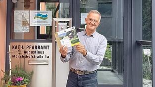 Pfarrer Werner Konrad freut sich auf den Schöpfungstag. Am Samstag, 26. September, gewährt er bei einem Rundgang Einblicke, wie sich die Pfarrei für Umweltschutz und Nachhaltigkeit engagiert. Pfarrer Werner Konrad freut sich auf den Schöpfungstag. Am Samstag, 26. September, gewährt er bei einem Rundgang Einblicke, wie sich die Pfarrei für Umweltschutz und Nachhaltigkeit engagiert.