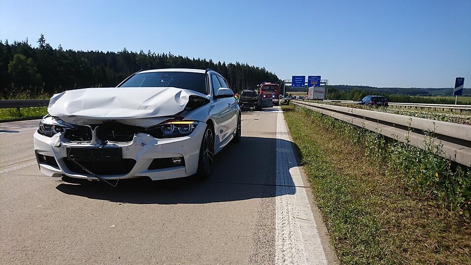 Auf der A93 zwischen Saalhaupt und Bad Abbach hat sich am Donnerstagnachmittag ein Unfall ereignet. Auf der A93 zwischen Saalhaupt und Bad Abbach hat sich am Donnerstagnachmittag ein Unfall ereignet.