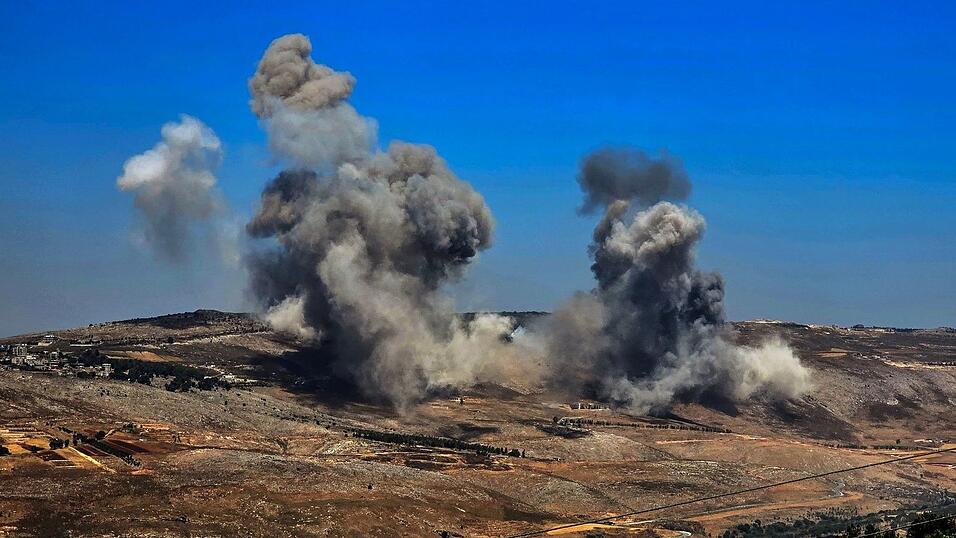 Israel wirft der Hisbollah eine Wiederaufrüstung vor und greift deshalb nahezu täglich Ziele im Nachbarland Libanon an. (Archivbild) Israel wirft der Hisbollah eine Wiederaufrüstung vor und greift deshalb nahezu täglich Ziele im Nachbarland Libanon an. (Archivbild)