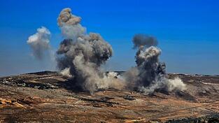Israel wirft der Hisbollah eine Wiederaufrüstung vor und greift deshalb nahezu täglich Ziele im Nachbarland Libanon an. (Archivbild) Israel wirft der Hisbollah eine Wiederaufrüstung vor und greift deshalb nahezu täglich Ziele im Nachbarland Libanon an. (Archivbild)