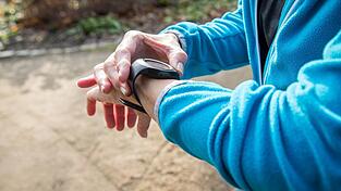 Kontrolle ist gut: Behalten Sie beim Laufen Zeit und Puls im Blick. Kontrolle ist gut: Behalten Sie beim Laufen Zeit und Puls im Blick.