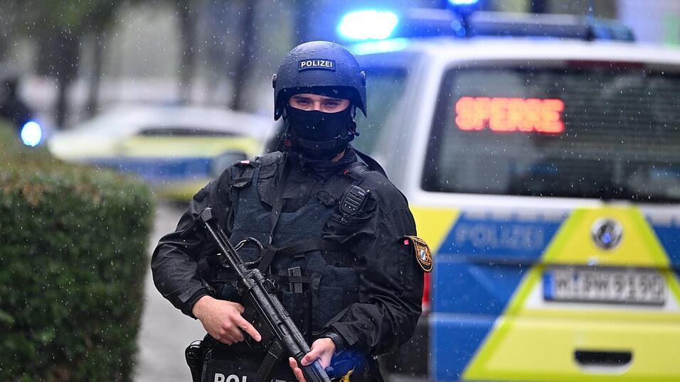 Wegen der Bedrohungslage waren auch schwer bewaffnete Polizisten im Einsatz. Wegen der Bedrohungslage waren auch schwer bewaffnete Polizisten im Einsatz.