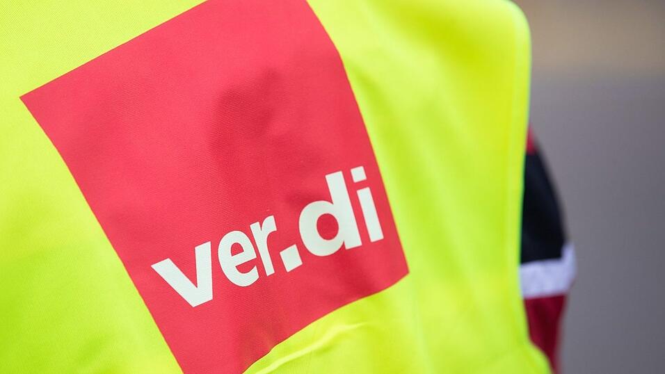 Ein Beschäftigter trägt bei einem Warnstreik eine Warnweste von Verdi. Ein Beschäftigter trägt bei einem Warnstreik eine Warnweste von Verdi.