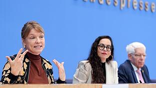 Die Autorin Friederike Lorenz-Sinai (l.) spricht während einer Pressekonferenz zu den Ergebnissen des Forschungsprojekts “Antisemitismus in Deutschland - Auswirkungen des 7. Oktober 2023“ neben Co-Autorin Marina Chernivsky (M.) und Josef Schuster (r.), Präsident des Zentralrates der Juden in Deutschland.