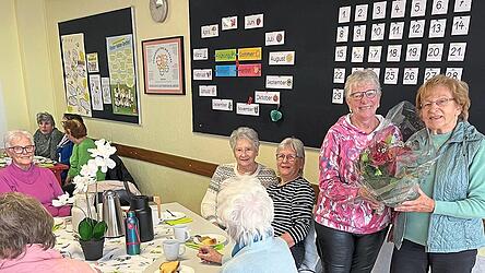Besucher des Dorfcaf&eacute;s zeichnen die Rentnerin f&uuml;r ihr Engagement in Willmering aus.