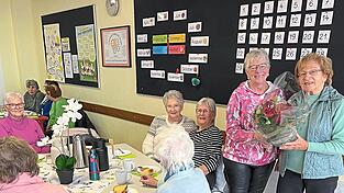 Besucher des Dorfcaf&eacute;s zeichnen die Rentnerin f&uuml;r ihr Engagement in Willmering aus.