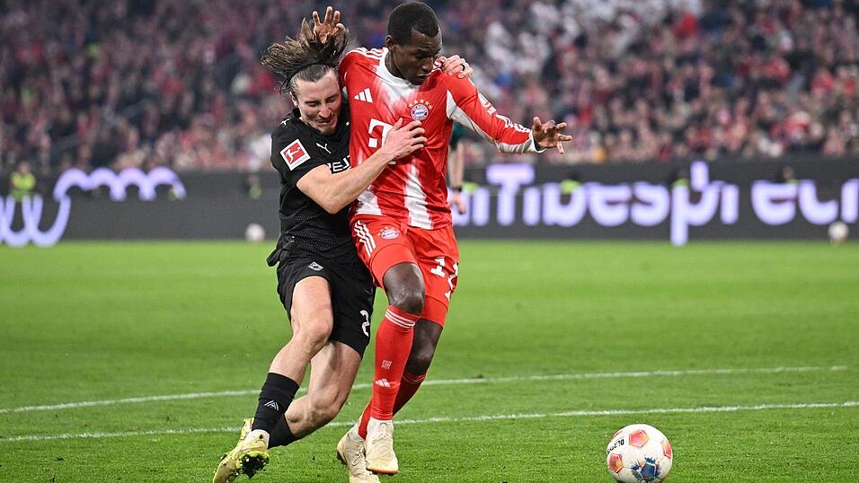 Rocco Reitz (l) sah nach diesem Foul an Nicolas Jackson die Rote Karte.