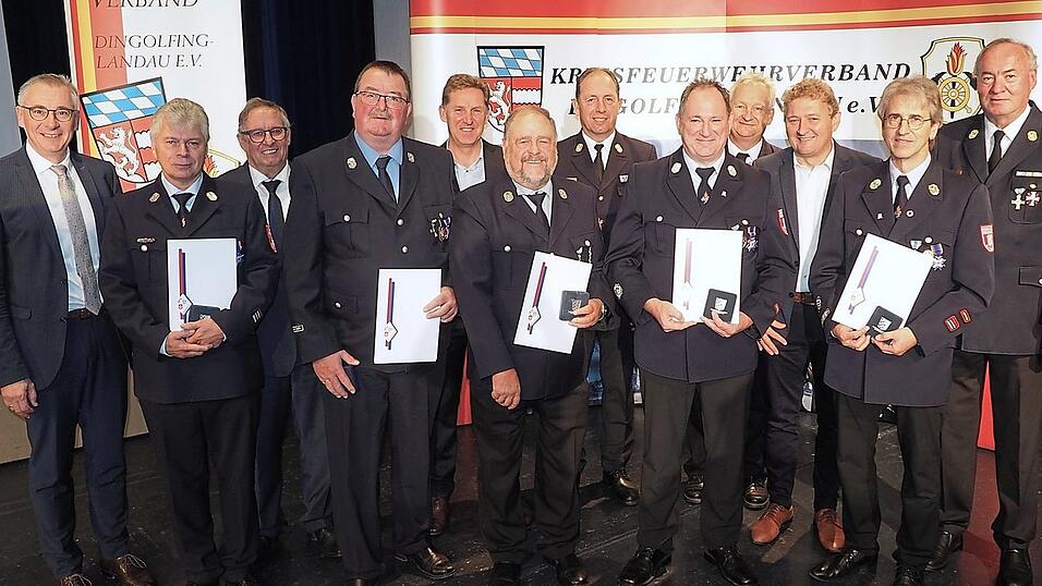 Sie erhielten das Feuerwehr-Ehrenkreuz in Silber.