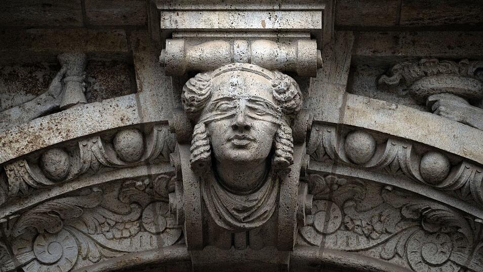 Der Angeklagte soll zwischen 2018 und 2022 als Leiter von Callcentern an einem umfangreichen Betrug mit Trading-Plattformen im Internet mitgearbeitet haben. (Symbolbild)