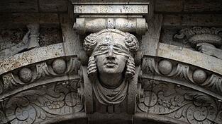 Der Angeklagte soll zwischen 2018 und 2022 als Leiter von Callcentern an einem umfangreichen Betrug mit Trading-Plattformen im Internet mitgearbeitet haben. (Symbolbild) Der Angeklagte soll zwischen 2018 und 2022 als Leiter von Callcentern an einem umfangreichen Betrug mit Trading-Plattformen im Internet mitgearbeitet haben. (Symbolbild)