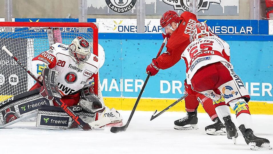 L&uuml;cke ersp&auml;ht: EVL-St&uuml;rmer David Stieler (rotes Leiberl) traf zwar im ersten Drittel das (halb-)leere Tor nicht, doch in der 48. Minute zielte der 37-j&auml;hrige Routinier im Powerplay ein bisserl genauer und &uuml;berlistete Eispiraten-Keeper Christian Schneider zum 4:3.