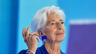 Die Pr&auml;sidentin der Europ&auml;ischen Zentralbank Christine Lagarde spricht w&auml;hrend einer Pressekonferenz nach einer EZB-Ratssitzung zu den Medien.