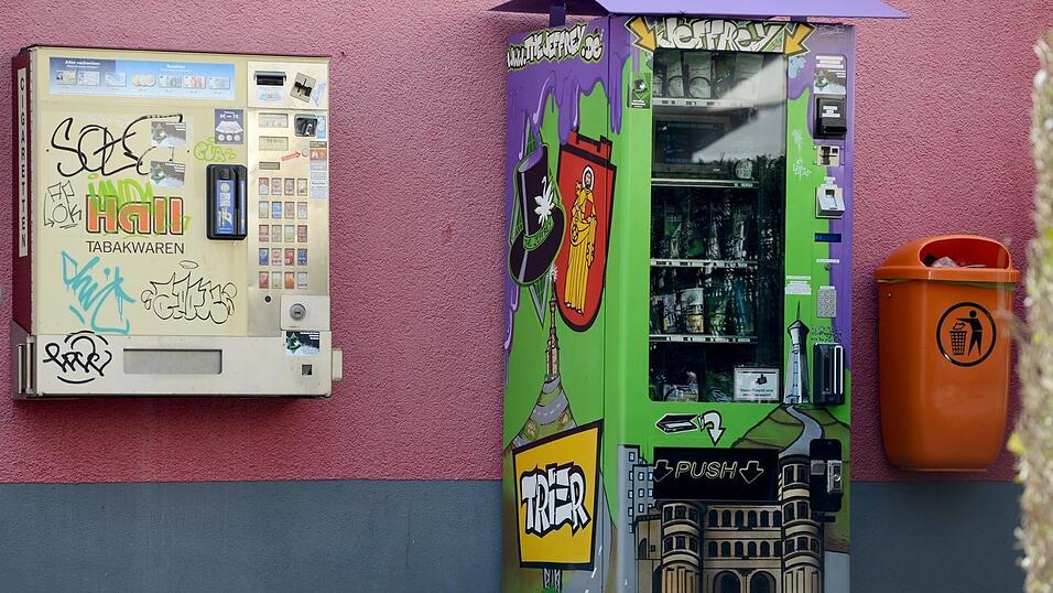 Ein Cannabis-Automat (r), der gepresste und getrocknete Cannabis-Bl&uuml;ten in T&uuml;tchen sowie Extrakt-K&uuml;gelchen in Plastikd&ouml;schen enth&auml;lt. Es handelt sich um Hanfprodukte mit dem als kaum psychoaktiv geltenden Wirkstoff CBD (Cannabidiol).