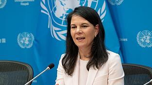 Baerbock zeigt keine Begeisterung für Trumps Vorstoß. Baerbock zeigt keine Begeisterung für Trumps Vorstoß.