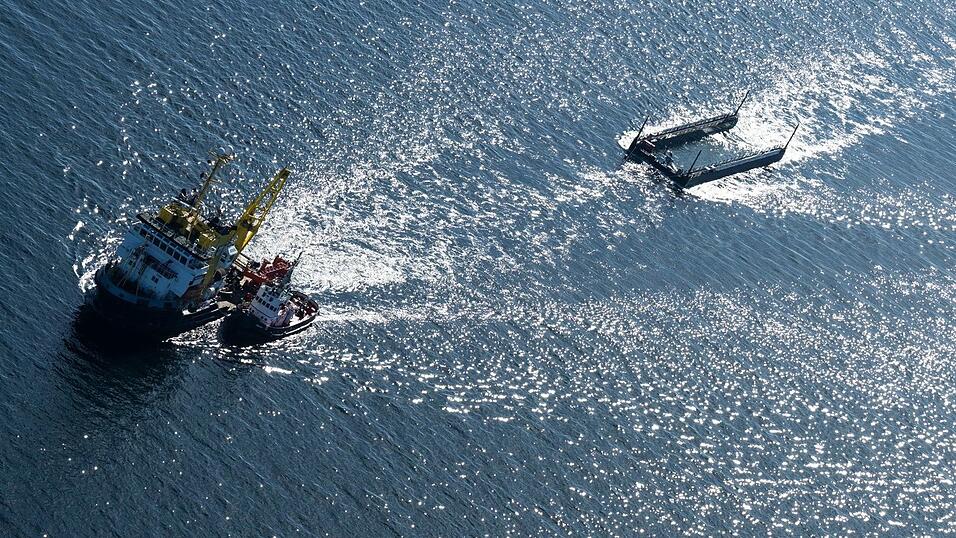 Der Schlepperverband mit dem Wal befindet sich mittlerweile vor D&auml;nemark