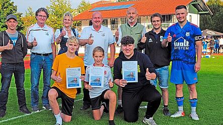 Freuen sich &uuml;ber den gelungenen Aktionstag: (v.l. stehend) Thomas Saller (Trainer 2. Herrenmannschaft), Michael Stadler (1. Vorsitzender SpVgg Osterhofen e.V.), Anita Haban, Alex Frensch (Initiator der SpVgg), Reinhard Leberfing, Andreas Naser (Jugendleiter SpVgg Osterhofen e.V.), Alexander Heindl (Kapit&auml;n 1. Herrenmannschaft) sowie (vorne v.l.) die flei&szlig;igen Sammler: Jonas Schadenfroh, Tobias Roos und Julian Heller.