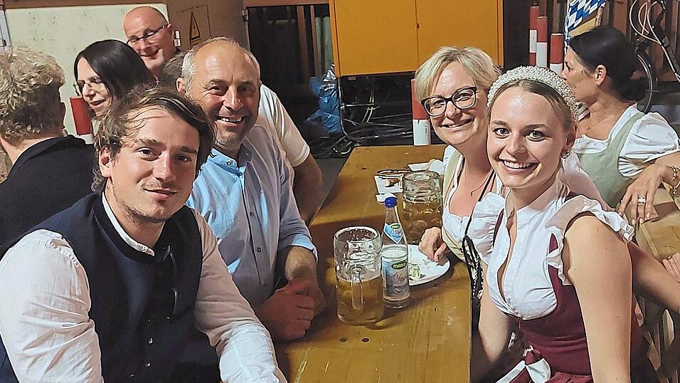 Das Ritterpaar mit Eva Baiers Eltern beim Spielertreffen ...