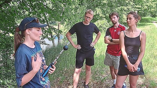 Doktorandin Sophie Feiertag (l.) erklärte die Messung des Hitzestresses mit einem Feuchtkugel-Globalthermometer. Die Messungen veranschaulichen die kühlende Wirkung des Auwaldes und der Isar auf das lokale Klima. Doktorandin Sophie Feiertag (l.) erklärte die Messung des Hitzestresses mit einem Feuchtkugel-Globalthermometer. Die Messungen veranschaulichen die kühlende Wirkung des Auwaldes und der Isar auf das lokale Klima.