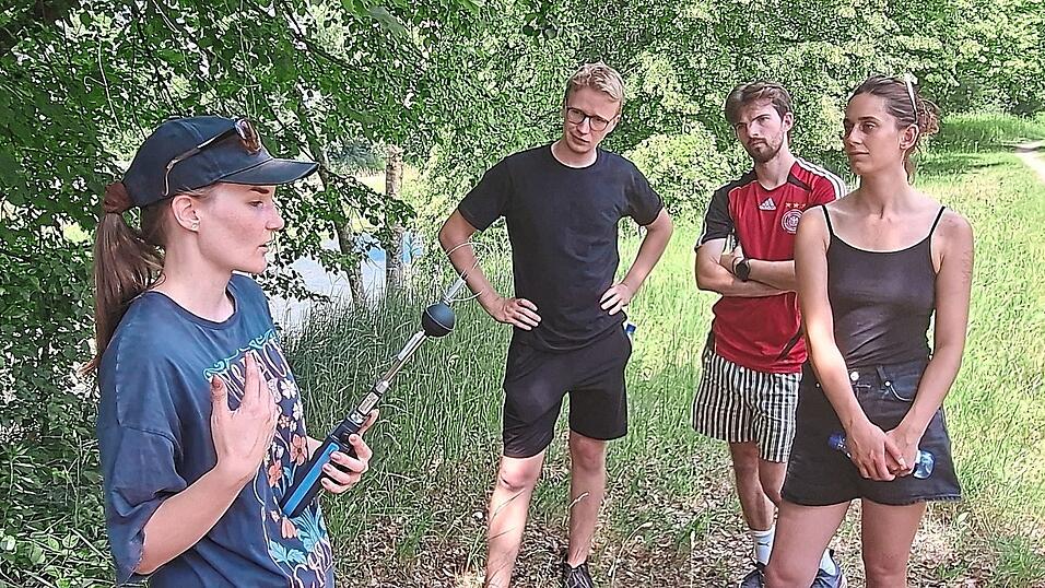 Doktorandin Sophie Feiertag (l.) erklärte die Messung des Hitzestresses mit einem Feuchtkugel-Globalthermometer. Die Messungen veranschaulichen die kühlende Wirkung des Auwaldes und der Isar auf das lokale Klima. Doktorandin Sophie Feiertag (l.) erklärte die Messung des Hitzestresses mit einem Feuchtkugel-Globalthermometer. Die Messungen veranschaulichen die kühlende Wirkung des Auwaldes und der Isar auf das lokale Klima.