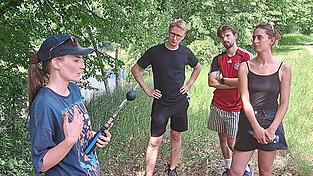 Doktorandin Sophie Feiertag (l.) erklärte die Messung des Hitzestresses mit einem Feuchtkugel-Globalthermometer. Die Messungen veranschaulichen die kühlende Wirkung des Auwaldes und der Isar auf das lokale Klima. Doktorandin Sophie Feiertag (l.) erklärte die Messung des Hitzestresses mit einem Feuchtkugel-Globalthermometer. Die Messungen veranschaulichen die kühlende Wirkung des Auwaldes und der Isar auf das lokale Klima.
