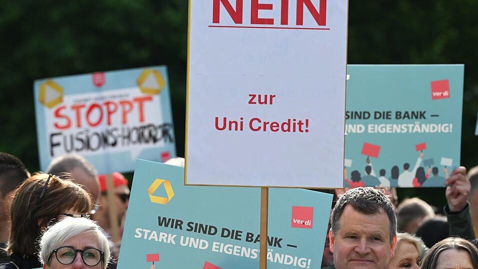 Schon bei der Hauptversammlung 2025 protestierten Commerzbank-Besch&auml;ftigte gegen das Vorgehen der Unicredit. (Archivbild)