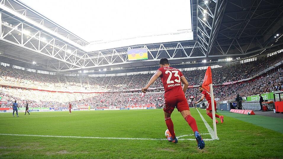 MERKUR SPIEL-ARENA: Die Düsseldorfer Arena ist das kleinste Stadion bei der EURO 2024, bietet aber trotzdem mehr als 46.000 Zuschauern Platz. Das Stadion, in dem Zweitligist Fortuna Düsseldorf seine Heimspiele austrägt, wurde zwischen 2002 und 2004 errichtet. Für die Euro bekam Düsseldorf nur drei Gruppenpartien. Dafür findet dort sowohl ein Achtel-, als auch ein Viertelfinale statt. MERKUR SPIEL-ARENA: Die Düsseldorfer Arena ist das kleinste Stadion bei der EURO 2024, bietet aber trotzdem mehr als 46.000 Zuschauern Platz. Das Stadion, in dem Zweitligist Fortuna Düsseldorf seine Heimspiele austrägt, wurde zwischen 2002 und 2004 errichtet. Für die Euro bekam Düsseldorf nur drei Gruppenpartien. Dafür findet dort sowohl ein Achtel-, als auch ein Viertelfinale statt.