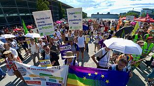 Menschen protestieren gegen den Landesparteitag der AfD Bayern in Passau. Menschen protestieren gegen den Landesparteitag der AfD Bayern in Passau.